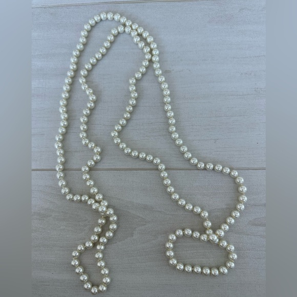 Elegant Long Aldo Pearls Necklace - High-Quality & Timeless Accessory - Picture 3 of 5